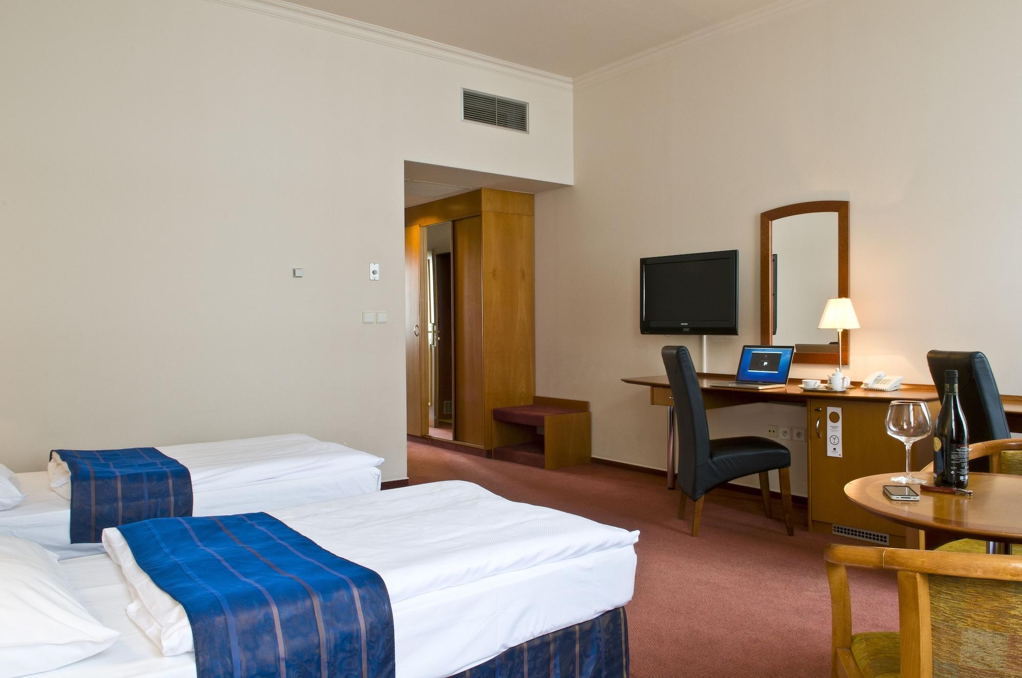 Imperial Hotel اوسترافا المظهر الخارجي الصورة